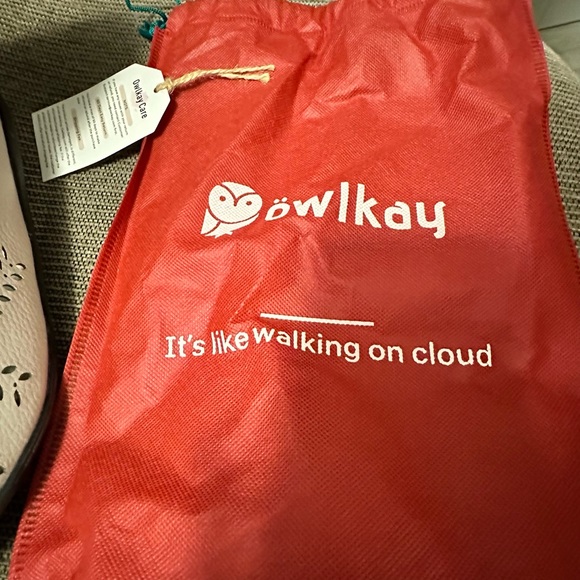 Wonderful “Owlkay” ladies footwear, new,with tags. Off white/light taupe. Size 8 - Picture 2 of 3